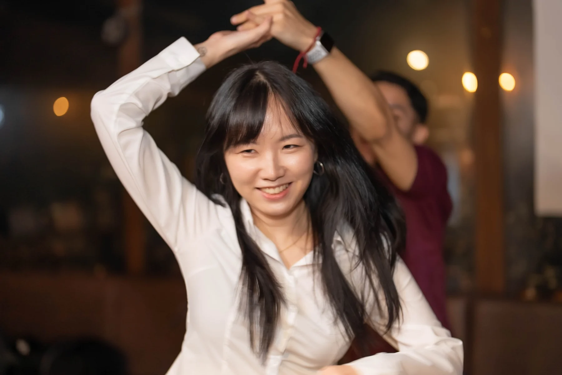 웃으며 회전 동작을 하는 수업 연출 장면